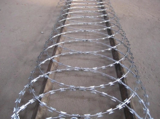 5%ลด PVC PE ผิวเคลือบ แกลนไซส์ความแข็งแรงสูง Razor สายสั้นสําหรับการป้องกัน Mesh / ฟาร์ม Fencing
