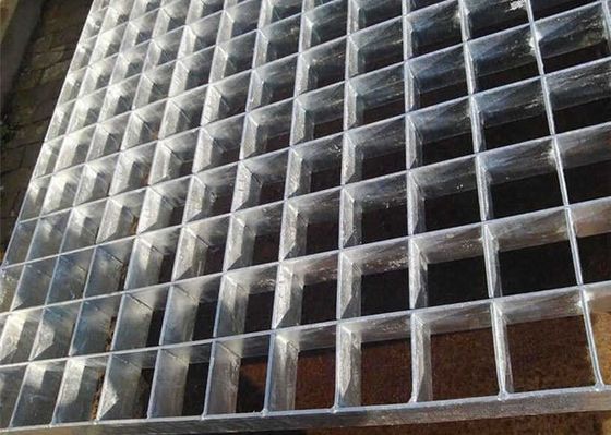 Hot Dip Galvanized Plain / Serrated Steel Grating สําหรับทางเดินบนแพลตฟอร์ม