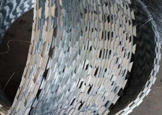 5%ลด PVC PE ผิวเคลือบ แกลนไซส์ความแข็งแรงสูง Razor สายสั้นสําหรับการป้องกัน Mesh / ฟาร์ม Fencing