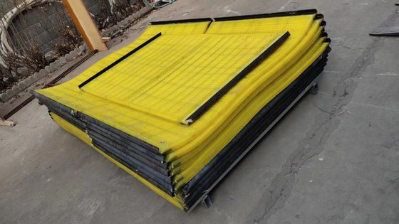 หน้าจอโพลียูรีเทนตาข่าย PU สีเหลืองกับตะขอสำหรับการสั่นของเหมือง