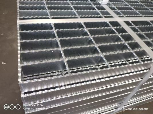 Hot Dip Galvanized Plain / Serrated Steel Grating สําหรับทางเดินบนแพลตฟอร์ม