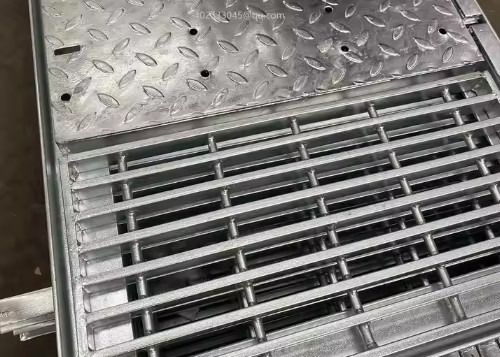 พลาตฟอร์มทางเท้า วัสดุโลหะ Hot DIP แกลวนไซด์ Sawtooth Steel Grating สําหรับเท้า