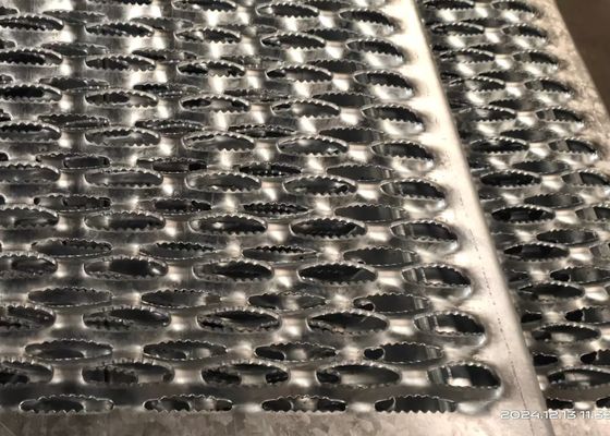 ฉุดอลูมิเนียมบาร์เหล็กชุบสังกะสีตะแกรง Treads บันได, Grip Strut Treads เจาะ