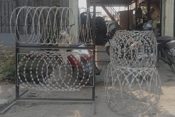 เส้นผ่านศูนย์กลาง 500 มม. Bto-30 Flat Wrap Razor Wire Barrier Form