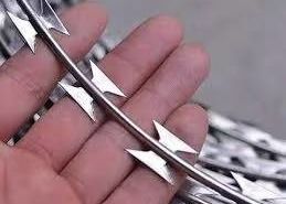 BTO-16 Concertina Razor Barbed Wire 1100 มิลลิเมตร 7 คลิป 35 กิโลกรัม / รอลล์ 20-25 มิตร