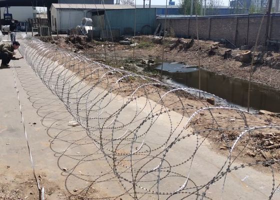 BTO-16 Concertina Razor Barbed Wire 1100 มิลลิเมตร 7 คลิป 35 กิโลกรัม / รอลล์ 20-25 มิตร