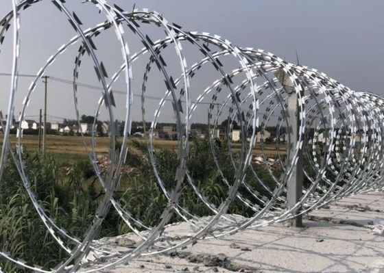 Bto22 Razor Concertina Coil เส้นผ่านศูนย์กลาง 450 มม. มีหนาม