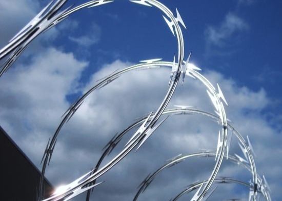 PVC ปกแต่งความปลอดภัย Razor Wire Mesh รั้ว Concertina Razor สายดัด