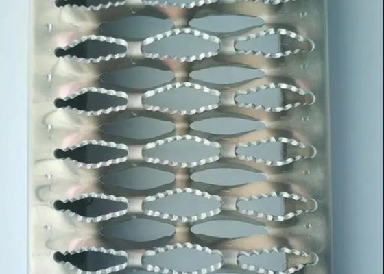 ทางเดินกันลื่นแบบรูจระเข้/แผ่นพื้นอะลูมิเนียม