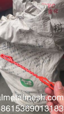 คลิมพ์พลาสติกสีแดงที่อยู่ระหว่างสายคอนเซอร์ติน่าและสาย