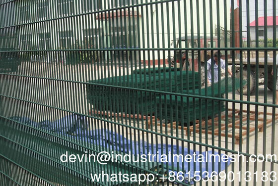 3D Curved V Mesh Triangle Bending Galvanized Steel Welded Wire Mesh PVC Coated Anti-Climb ความปลอดภัยสูงในภายนอกสวน