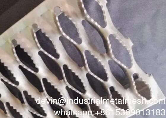 ตะแกรงเหล็กสแตนเลสอลูมิเนียม Grip Strut สำหรับขั้นบันไดพร้อมแผ่นกันลื่นแบบ Dimple สำหรับขั้นบันได