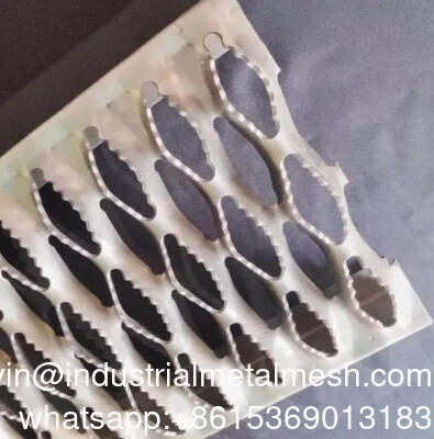 แผ่นตะแกรงนิรภัยเหล็กเจาะรูแบบกันลื่น ลาย Diamond Grip Strut วัสดุสำหรับทางเดิน แผ่นตะแกรงนิรภัยสำหรับทางเดินบนแพลตฟอร์ม