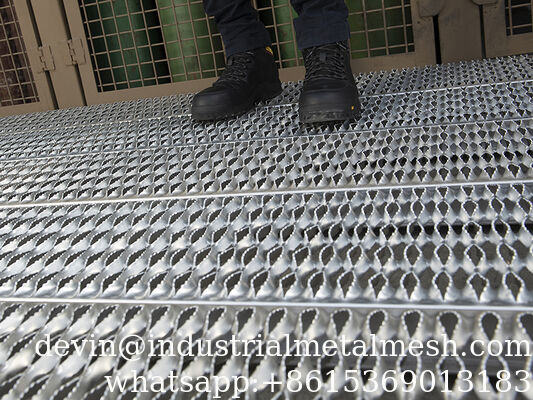 คุณภาพสูง การจับ perforated Strut Grating ถนน การก่อสร้างบันได