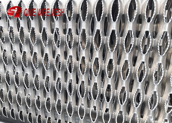 จับ SS304 พรุนตาข่ายโลหะป๋อ Grating ทางเดินสำหรับการก่อสร้างสนิมหลักฐาน