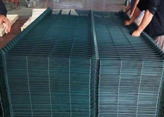 ความต้านทานการกัดกร่อน 3d โค้งรั้วลวดตาข่ายกรอบโลหะด้วยพีช - โพสต์ประเภท